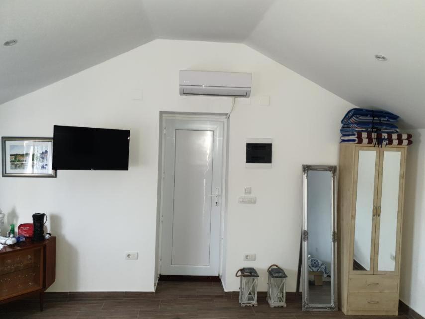 Penthouse Prvic Luka Apartment Exterior photo